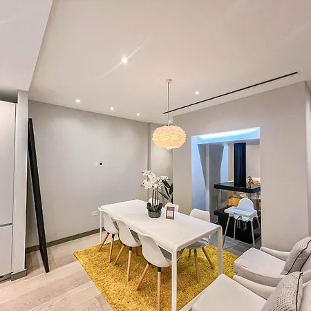 Luxurious 3-bedroom & 3 Bathroom Flat With Indoor Fireplace And Patio In Mayfair