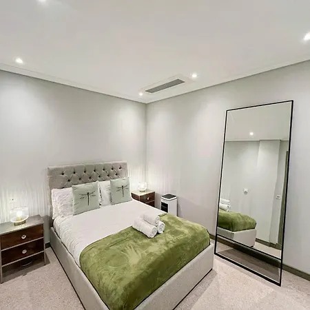 Luxurious 3-bedroom & 3 Bathroom Flat With Indoor Fireplace And Patio In Mayfair Apartment