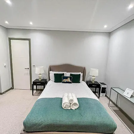 Luxurious 3-bedroom & 3 Bathroom Flat With Indoor Fireplace And Patio In Mayfair Apartment London