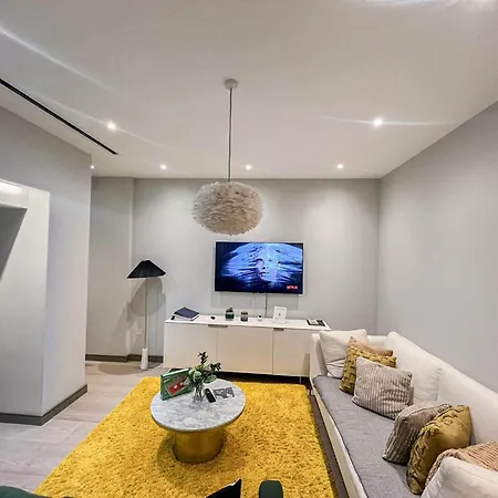 Luxurious 3-bedroom & 3 Bathroom Flat With Indoor Fireplace And Patio In Mayfair * London