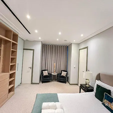 Luxurious 3-bedroom & 3 Bathroom Flat With Indoor Fireplace And Patio In Mayfair