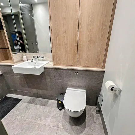 Apartment Luxurious 3-bedroom & 3 Bathroom Flat With Indoor Fireplace And Patio In Mayfair