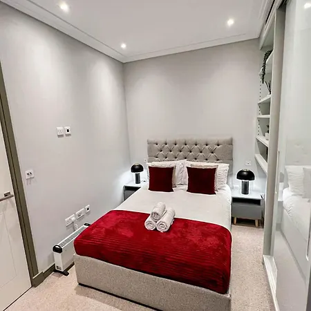 Luxurious 3-bedroom & 3 Bathroom Flat With Indoor Fireplace And Patio In Mayfair Apartment London
