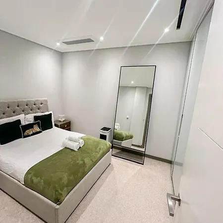 Apartment Luxurious 3-bedroom & 3 Bathroom Flat With Indoor Fireplace And Patio In Mayfair London