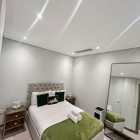 Luxurious 3-bedroom & 3 Bathroom Flat With Indoor Fireplace And Patio In Mayfair Apartment