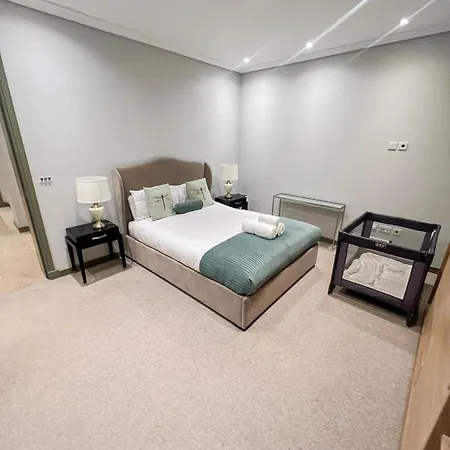 Luxurious 3-bedroom & 3 Bathroom Flat With Indoor Fireplace And Patio In Mayfair Apartment *