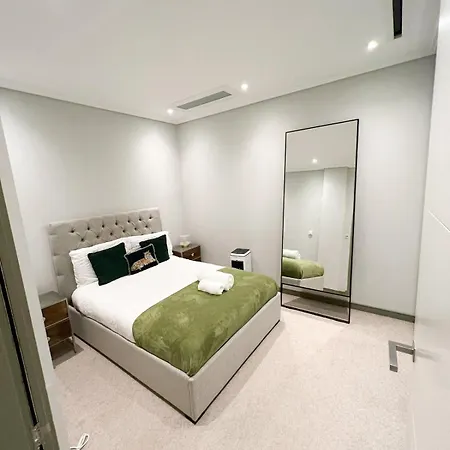 Luxurious 3-bedroom & 3 Bathroom Flat With Indoor Fireplace And Patio In Mayfair Apartment London