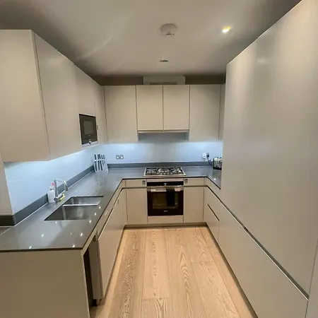 Apartment Luxurious 3-bedroom & 3 Bathroom Flat With Indoor Fireplace And Patio In Mayfair London