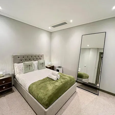 Luxurious 3-bedroom & 3 Bathroom Flat With Indoor Fireplace And Patio In Mayfair *