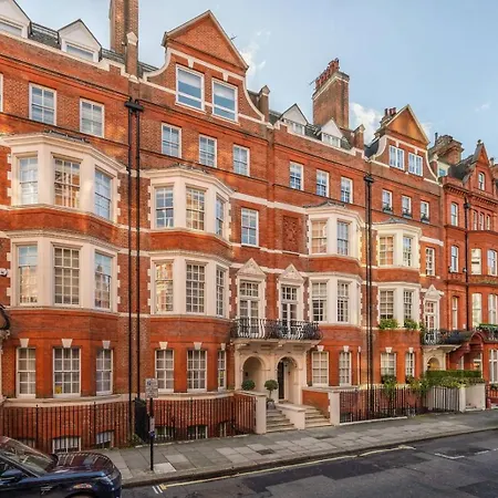 Luxurious 3-bedroom & 3 Bathroom Flat With Indoor Fireplace And Patio In Mayfair Apartment