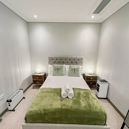 Apartment Luxurious 3-bedroom & 3 Bathroom Flat With Indoor Fireplace And Patio In Mayfair
