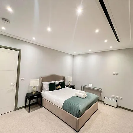 Luxurious 3-bedroom & 3 Bathroom Flat With Indoor Fireplace And Patio In Mayfair Apartment *
