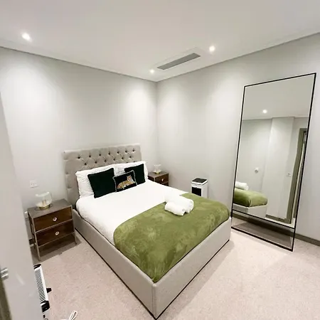 Apartment Luxurious 3-bedroom & 3 Bathroom Flat With Indoor Fireplace And Patio In Mayfair London