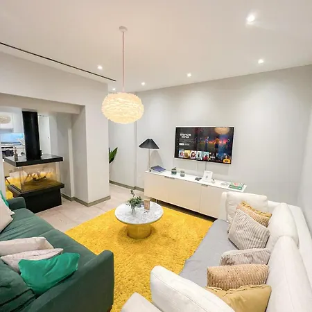 Luxurious 3-bedroom & 3 Bathroom Flat With Indoor Fireplace And Patio In Mayfair *