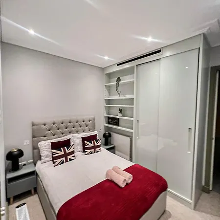 Luxurious 3-bedroom & 3 Bathroom Flat With Indoor Fireplace And Patio In Mayfair * London