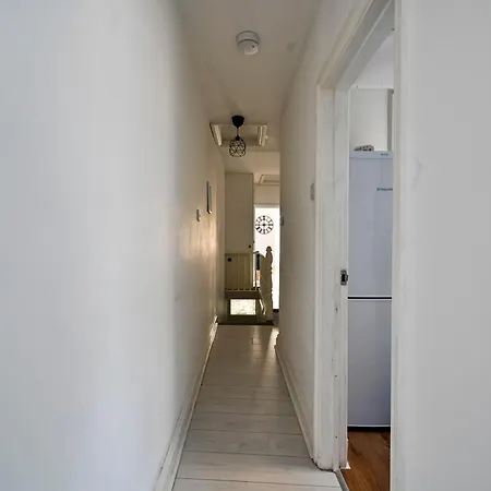 2-Bed, Sleeps 8 In Leyton E10, Near Stratford London