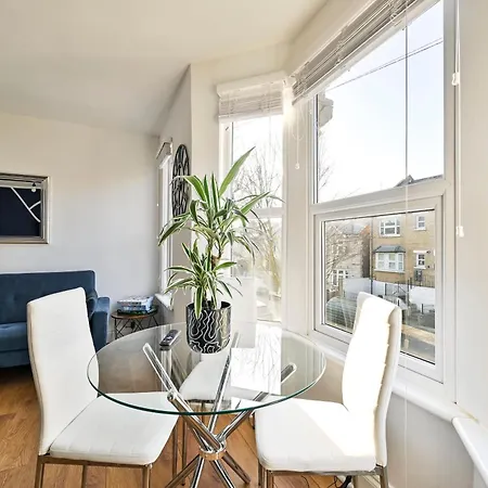 Apartment 2-Bed, Sleeps 8 In Leyton E10, Near Stratford *