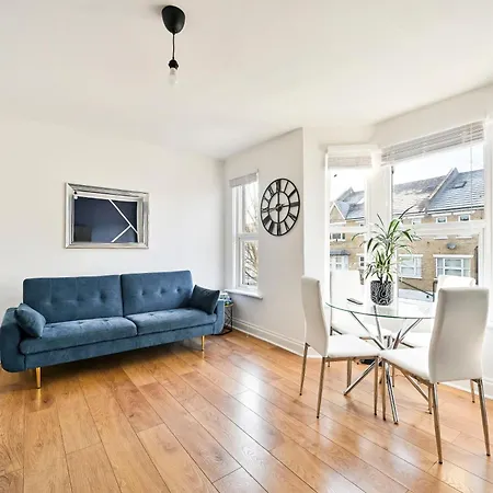 2-Bed, Sleeps 8 In Leyton E10, Near Stratford Apartment London