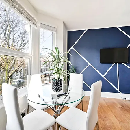 Apartment 2-Bed, Sleeps 8 In Leyton E10, Near Stratford London