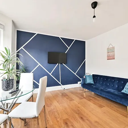 2-Bed, Sleeps 8 In Leyton E10, Near Stratford London