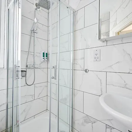 2-Bed, Sleeps 8 In Leyton E10, Near Stratford Apartment