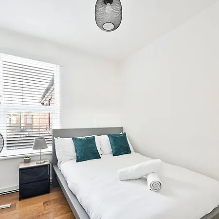 2-Bed, Sleeps 8 In Leyton E10, Near Stratford London