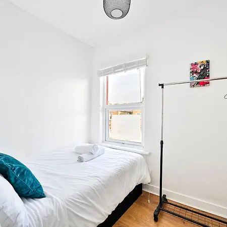 Apartment 2-Bed, Sleeps 8 In Leyton E10, Near Stratford