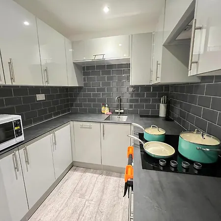 Sleek Flat Near Highbury & Islington Station London