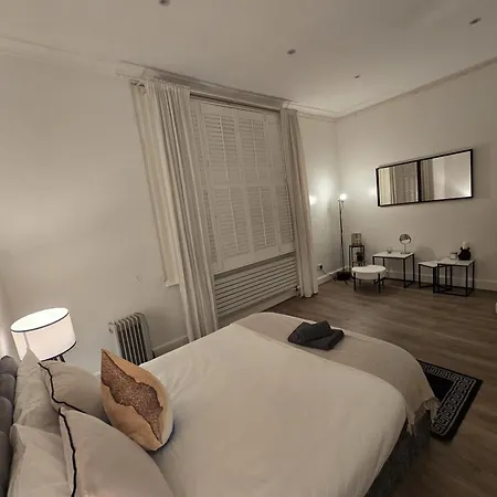 Stylish 2-bed In West - Extended *