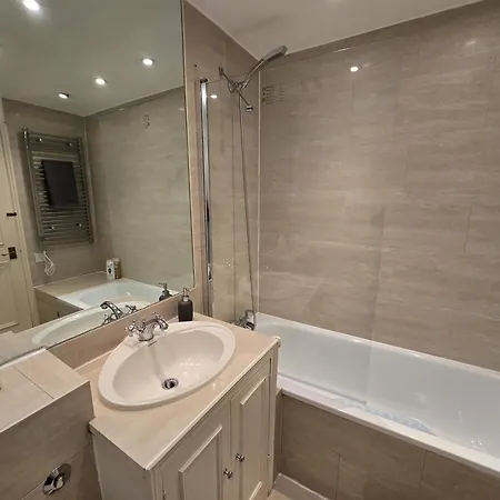Stylish 2-bed In West - Extended London