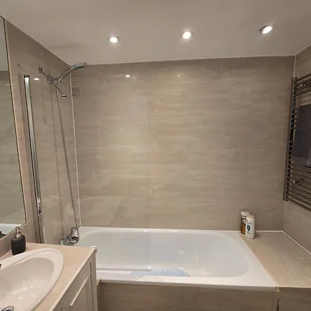 Stylish 2-bed In West - Extended Apartment