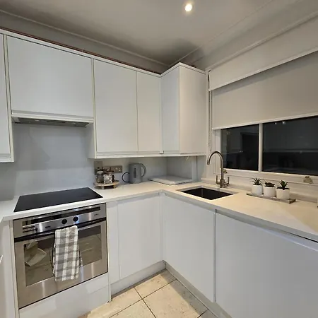 Apartment Stylish 2-bed In West - Extended