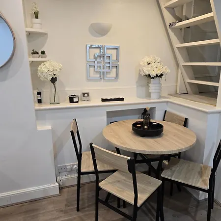 Stylish 2-bed In West - Extended Apartment *
