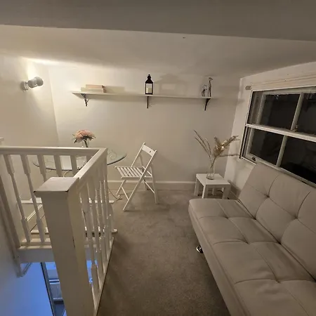 Stylish 2-bed In West - Extended *