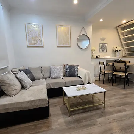 Stylish 2-bed In West - Extended London