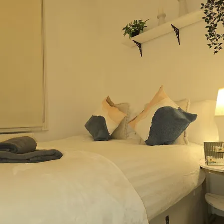 Stylish 2-bed In West - Extended Apartment London