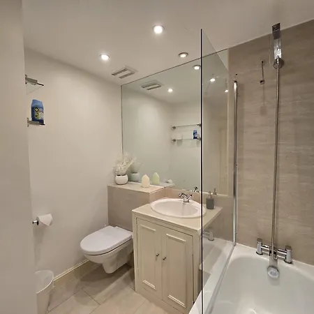 Stylish 2-bed In West - Extended *