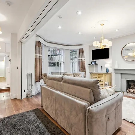 Apartment Stunning 2bed 2bath In Earls Court Sleeps Six London