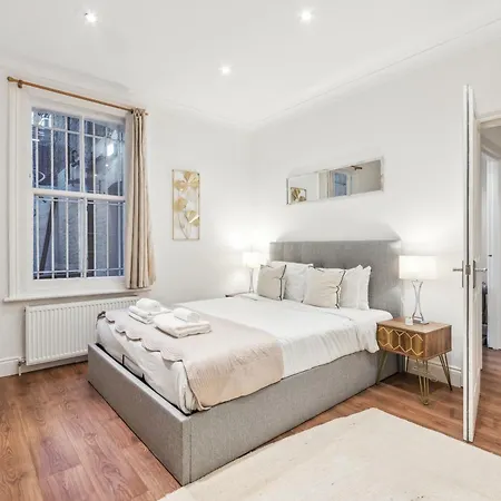 Apartment Stunning 2bed 2bath In Earls Court Sleeps Six London