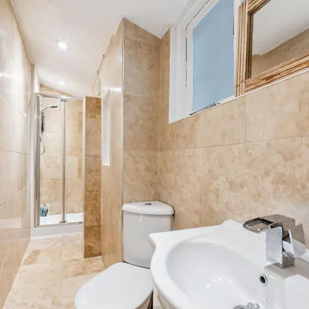Stunning 2bed 2bath In Earls Court Sleeps Six Apartment London