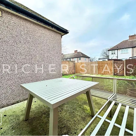 Wembley Large 4-bedroom House, Driveway And Garden Holiday home London
