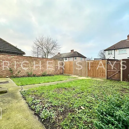 Wembley Large 4-bedroom House, Driveway And Garden Holiday home London