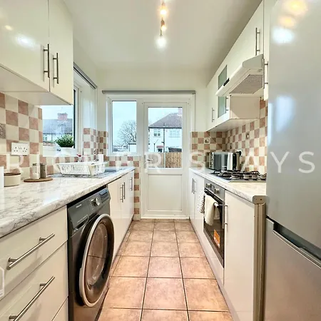Holiday home Wembley Large 4-bedroom House, Driveway And Garden