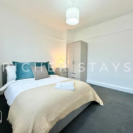 Holiday home Wembley Large 4-bedroom House, Driveway And Garden London