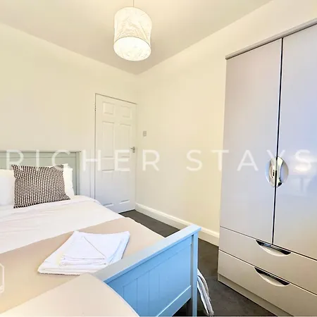 Holiday home Wembley Large 4-bedroom House, Driveway And Garden London