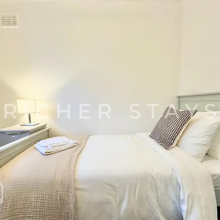 Wembley Large 4-bedroom House, Driveway And Garden London