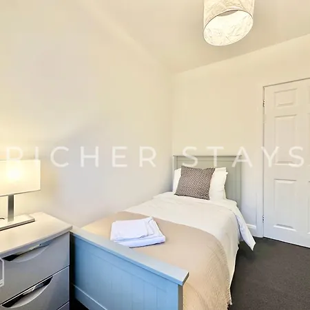 Wembley Large 4-bedroom House, Driveway And Garden