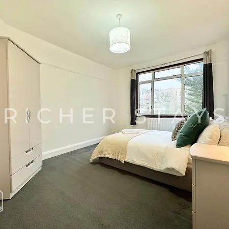 Holiday home Wembley Large 4-bedroom House, Driveway And Garden London