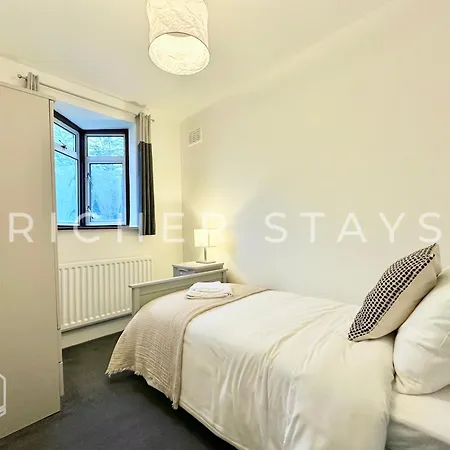 Wembley Large 4-bedroom House, Driveway And Garden Holiday home *