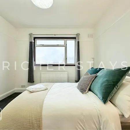 Wembley Large 4-bedroom House, Driveway And Garden *
